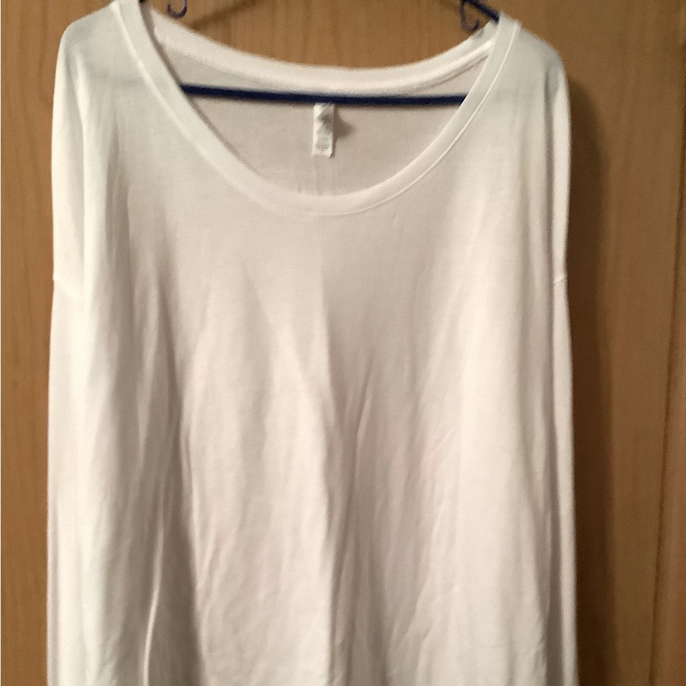 Womens nice long sleeved tee by Bella. Size L